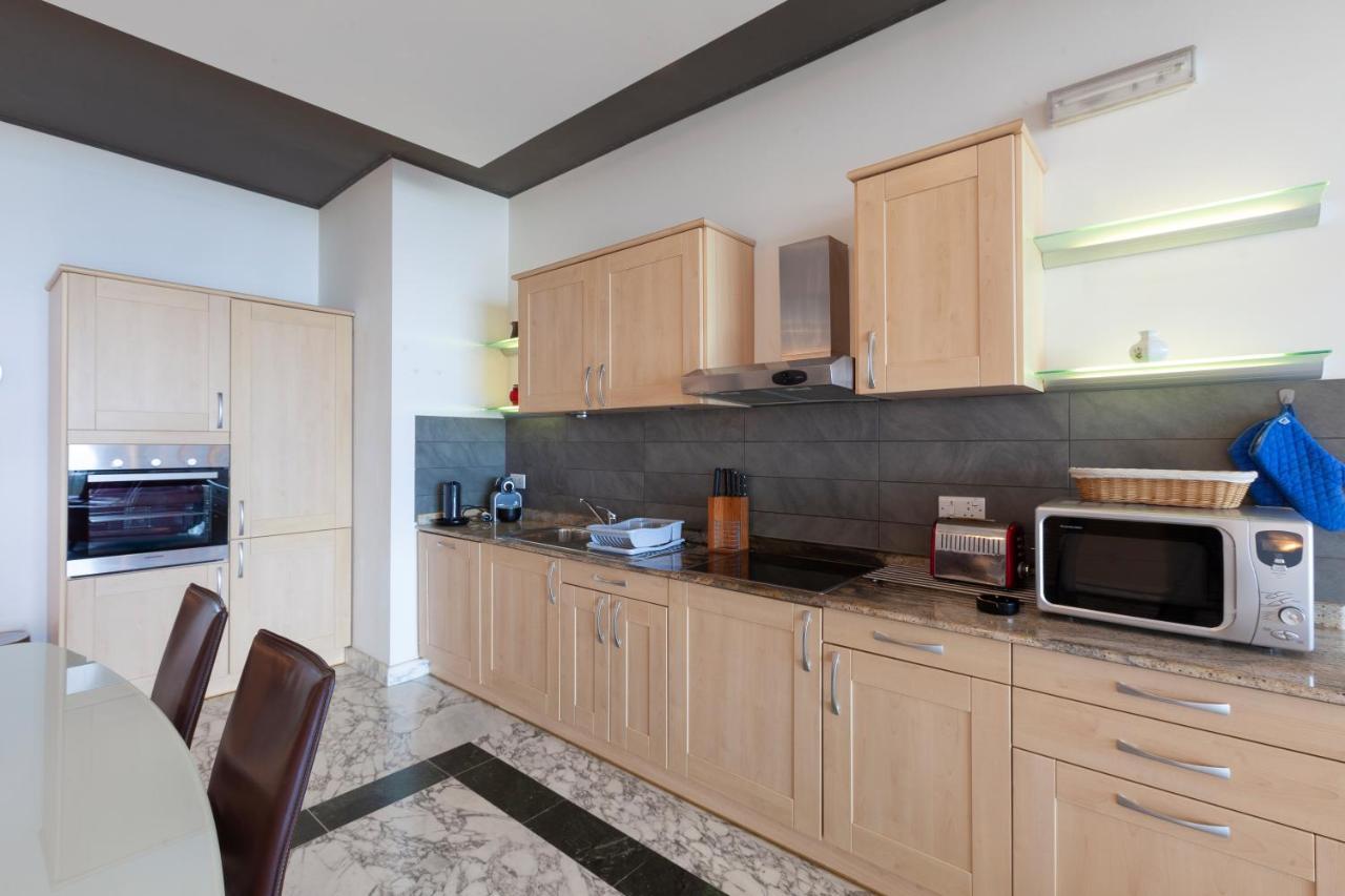 Spacious Seafront Apt With Living, Sofa, Wifi & Ac By 360 Estates Sliema Kültér fotó